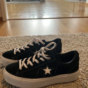 Converse skor -  Ett par Converse one star skor i mycket skick. Endast använda ett fåtal gånger 🥰