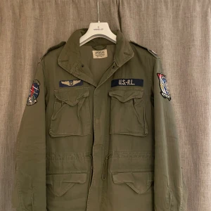 Ralph Lauren Fieldjacka  - Tja! Säljer nu den här gröna Ralph Lauren fieldjackan, den är i nytt skick och bara använd några få gånger. Ny pris: 5100, mitt pris: 2999. Bara att skriva för fler frågor eller funderingar. Priset kan även diskuteras!