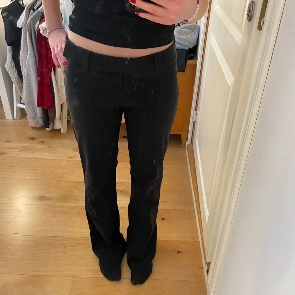 Svarta Lågmidjade kostym byxor från collectionen pimkie i väldigt fint skick!🌷stretchig midja, jag är ca 165 cm lång. Jeans & Byxor.
