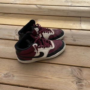 Nike skor - Lila, vita, svarta Nike skor. Använda men ändå bra skor där endast färgen gått av lite. Lågt pris så passa på.