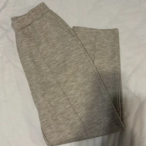 Mjukisbyxor ifrån Mango - ett par helt oanvända mjukisar ifrån Mango i färgen Beige. (Dåligt ljus på bilderna)  Säljes då det aldrig kommit till användning. 