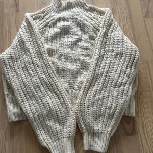 Stickad tröja - Jätte fin stickad tröja med polo, knappt använd, i bra skick