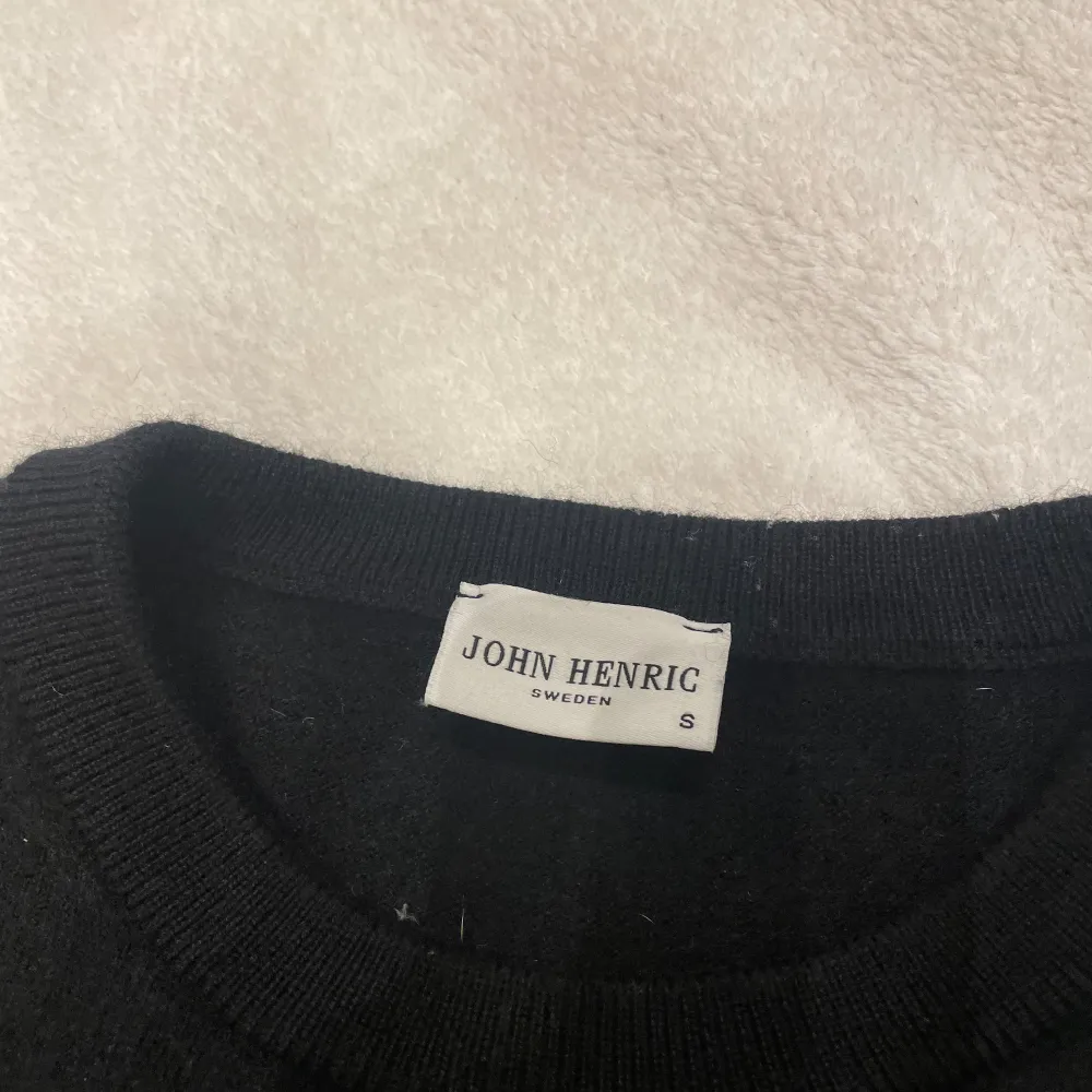 Säljer en john Henric tröja(100% Merino) i storlek s, men den är tvättad och mycket mindre så passar ca xxs.  Annars är skicket på topp, använd ca 2 ggr. Skriv vid frågor eller funderingar . Hoodies.