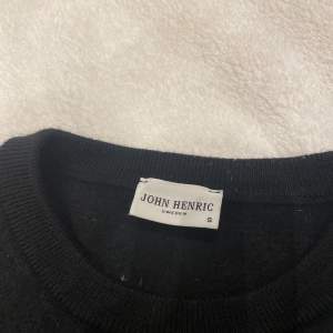 Säljer en john Henric tröja(100% Merino) i storlek s, men den är tvättad och mycket mindre så passar ca xxs. (155cm) Annars är skicket på topp, använd ca 2 ggr. Skriv vid frågor eller funderingar 