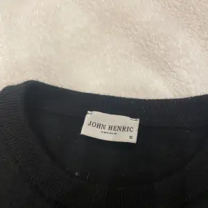Säljer en john Henric tröja(100% Merino) i storlek s, men den är tvättad och mycket mindre så passar ca xxs.  Annars är skicket på topp, använd ca 2 ggr. Skriv vid frågor eller funderingar 