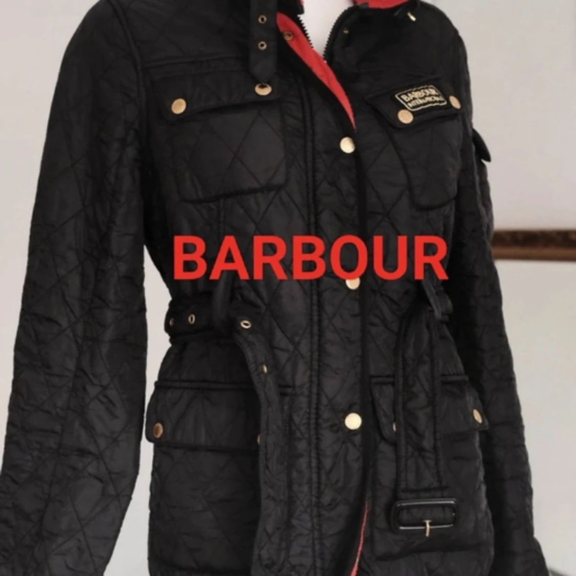 Barbourjacka med rött innerfoder