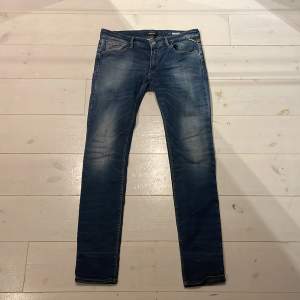 Ett par riktigt sköna replay jeans i storlek 31/32. Skick 10/10 inga defekter. Hör av er vid funderingar eller fler bilder!