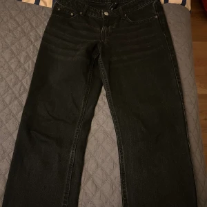 Lowwaist jeans - Raka jeans från Weekday! Väl använda men inget märkbart! Säljer för att de inte kommer till användning🩷