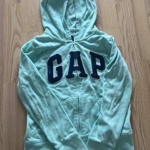 Gap zip up tröja i barn storlek. Jätte fin blå färg, är väl använd men har inga stora defekter förutom söm som har gått upp (bild)