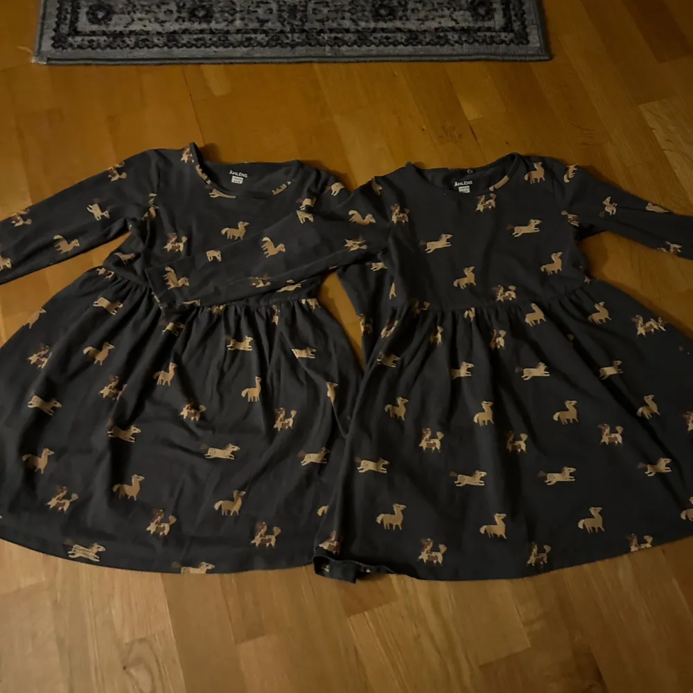 2 of the same girl dresses for little girls (price is 50kr/dress). Klänningar.
