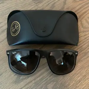 T@vlar nu ut dessa rayban boyfriends! | 1. Likea 2. Följ 3. Kommentera ”klar” Max en gång! | svarta | nya | case ingår | vinn@ren av Philippe model har kontaktas!💫