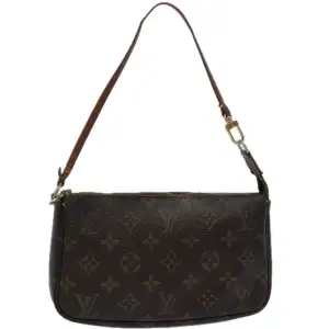 Louis Vuitton Pochette är en väska varje väskälskare antingen har eller vill ha!! Här får du plats för både din telefon, korthållare, nycklar och lite smink. Lämplig för alla tillfällen och kommer att lägga en touch av lyx till en värddräkt. 