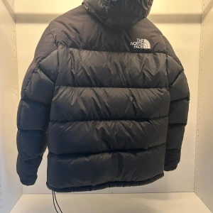 The north face jacka  - Jag säljer min the north face jacka pga att den har blivit för liten. Jackan är i ett mycket gott skick men har tyvärr inget kvitto till den. Pris går att diskutera