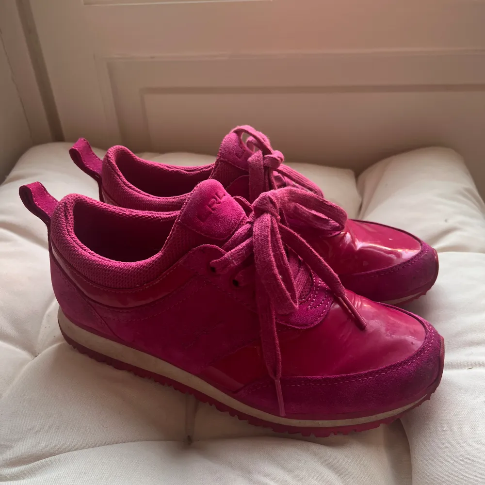 Jättefina rosa sneakers från Lauren Ralph Lauren. Sparsamt använda. . Skor.