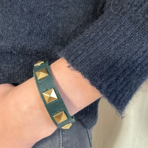 Grönt läderarmband med guldfärgade nitar🌟 - Finns ett begränsat lager! Handgjort armband av spilläder