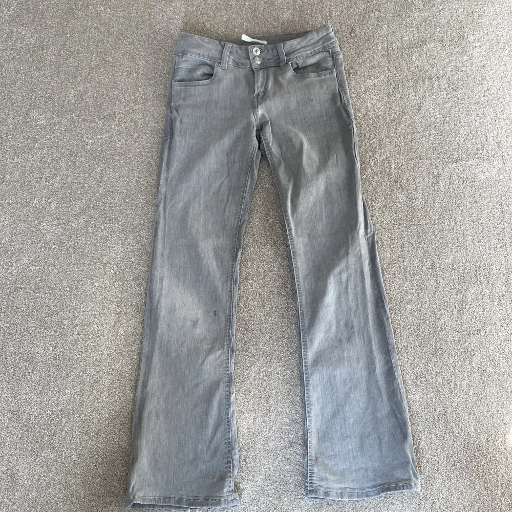 Säljer dessa fin jeans i helt okej skick har en liten defekt vid framsidan och lite längst nere vid kanten av jeans storlek 158. Jeans & Byxor.