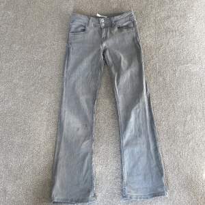 Säljer dessa fin jeans i helt okej skick har en liten defekt vid framsidan och lite längst nere vid kanten av jeans storlek 158