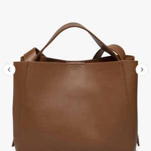 Brun väska - Säljer denna bruna väskan från GinaTricot, den är endast använd max 5 gånger och är i nyskick