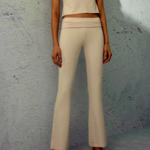 Flared byxor  - Utsvängd trikåbyxa från H&M foldable vikbar i bomullsliknande material i storlek M Beig/nude färgade flared  Sökord pyjamas, pants, casual 