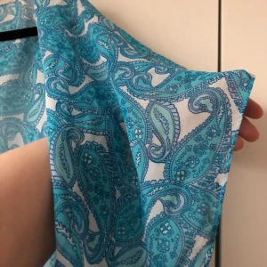 Tunn kimono ♥️ - Jättevacker kimono i underbar turkos färg. Passar lika bra på shoppingturen som på stranden, bara accessoarerna stoppar dej 😍ONE SIZE FITS ALL