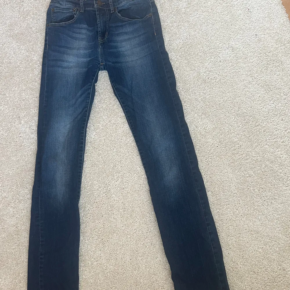 Blåa jeans  Xs/s skulle jag säga  Levis . Jeans & Byxor.