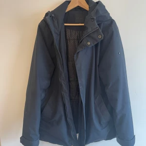 Elvine vinterjacka  - Elvine - ”Barnard” i mycket gott skick. Sparsamt använd. Utgången modell. Passa på att köpa en riktigt fin vinterjacka till fyndpris!   Storlek: XXL   Färg: Navy