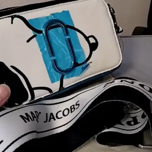 Har denna unika Marc Jacobs väska med snobben motiv ej äkta i färgen svart/vit/röd/blå med justerbart brett band riktigt snygg 