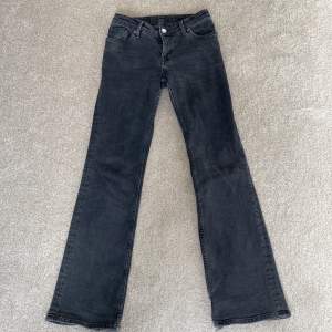 Säljer dessa jätte gulliga jeans från monki bra skick lite slitna längs nere på jeansen ser inte storleken men gissa på att de är storlek 34💕