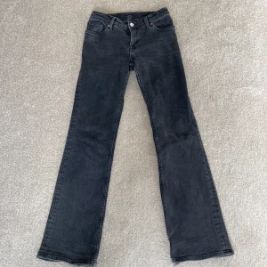 Monki jeans - Säljer dessa jätte gulliga jeans från monki bra skick lite slitna längs nere på jeansen ser inte storleken men gissa på att de är storlek 34💕