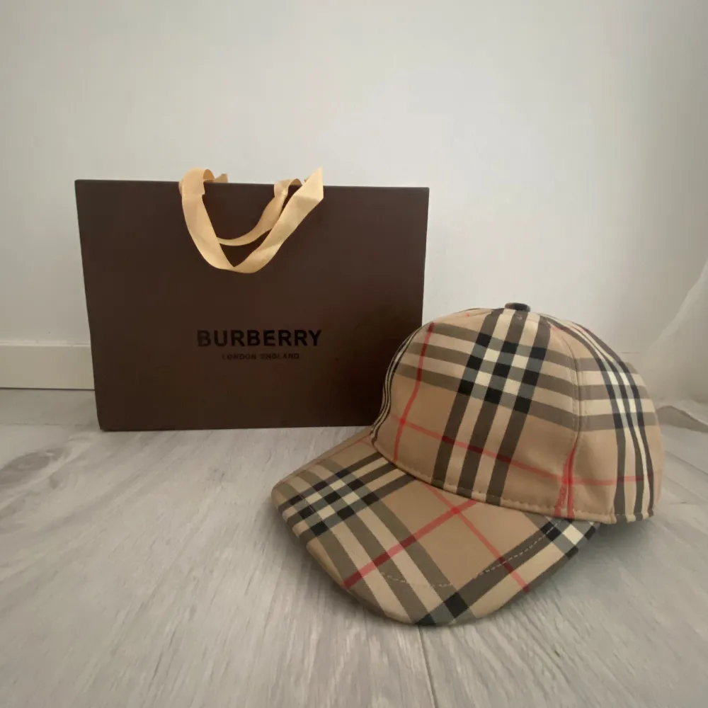 Burberry keps, väldigt bra skick, box och påse medkommer. Kepsen är storlek m. Bara att kontakta mig om du har en fråga gällande kepsen eller pris!👊👊. Accessoarer.