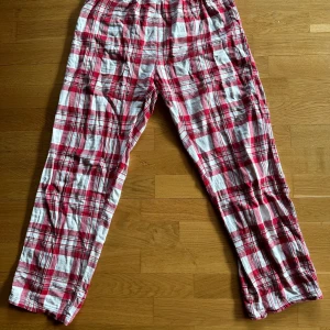 Röd vita pyjamasbyxor - Säljer dessa pyjamasbyxor för Dome för små för mig. Skick 7/10 snöret är borta men dom funkar ändå minns inte vart ja köpte men kosta runt 500 tror jag.