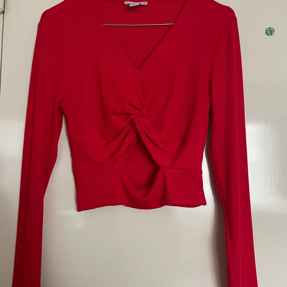 Jättefin röd tröja med en liten detalj vid magen. Köpt från Newyorker och använd endast några få gånger. Storlek L men passar även M. Säljer för 75kr. . Toppar.