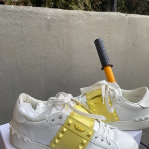 Valentino Skor - Valentino rockstud i ny skick. Allt som kom med skorna (kvitto box ect)först till kvarn🤗Vid frågor och funderingar hör av er🤙✅