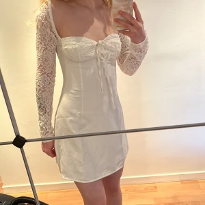 Studentklänning - Supersöt studentklänning som jag beställde till mig men som tyvärr inte passade. Strl 36/34, skulle säga mer som 34.  Endast provad😁💓 Säljer för 300kr.