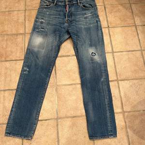 Säljer dessa snygga dsquared2 jeans. Är ett par äldre jeans men knappt använda. Nypriset är 4650kr men lägger ut dem för 1200 men priset kan diskuteras vid snabb affär.