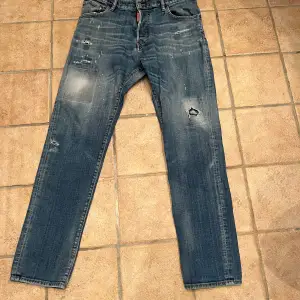 Säljer dessa snygga dsquared2 jeans. Är ett par äldre jeans men knappt använda. Nypriset är 4650kr men lägger ut dem för 999kr men priset kan diskuteras vid snabb affär.