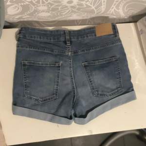 Jeansshorts ifrån Gina tricot  Stl 36 ✨ (Fick dom men de va förstora så därför säljer jag)