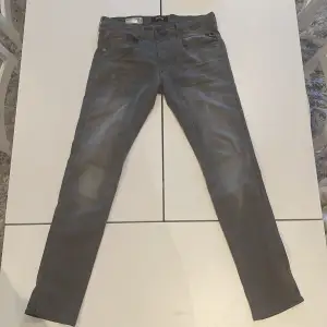 Hej, säljer mina Replay Anbass medium grey jeans för att jag inte gillar dom längre. Använt dom få gånger. Orginal pris: 1 850 mitt pris: 1 000. Har även insätt att dom inte finns o köpa längre. Skriv om ni är intresserade, kan även gå ner i pris.