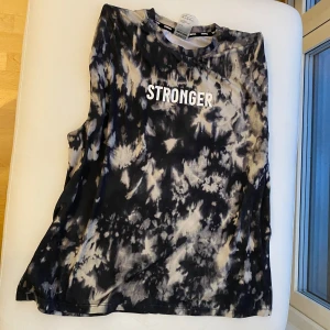 Stronger träningströja grå - Tröja från stronger, kostar några 100 lappar, jag säljer för 100 kr. Använd ca 1 gång, säljes pga att den inte passar mig. ❤️❤️