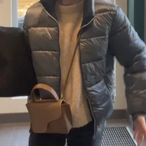 Grå/silvrig  jacka ❣️ - Grå vår jacka😀 Liknar Massimo dutti jackan, fast denna kommer ifrån schott! Den är just nu i silver, men man kan vända den ut och in på så får man den marinblå (den är till för att göra det) Tror den är i storlek S men det står ej. Men motsvarar det