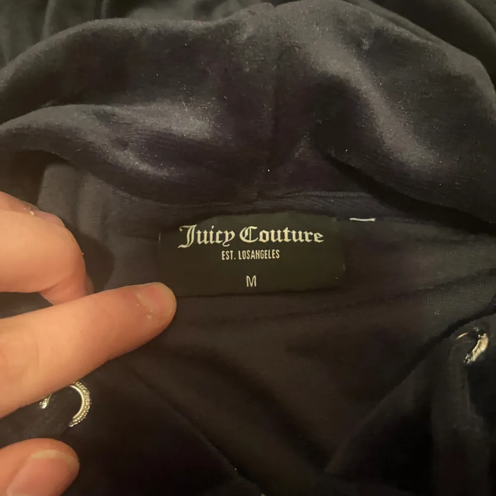Säljer nu mitt svarta Juicy couture set i strl M  Inköpt i slutet av februari men aldrig använt då det är fel storlek på mig.  Inköpt för 2500kr  Jag säljer det för 1900kr  Aldrig använt utan endast testat. Övrigt.