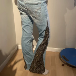  Lågmidjade jeans med Leopard - Remake Lågmidjade jeand med leopard! Midja:81cm Innerbenslängd: 74cm