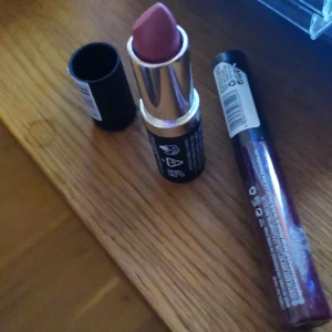 Läppstift och läppglans med färg - Läppstift och läppglans med. Färg