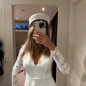 Vit studentklänning  - En vit långärmad studentklänning från bubbleroom som tyvärr beställdes i fel storlek 💕säljer för 500kr - ordinarie pris 799kr. Personen står för egen frakt 🩷