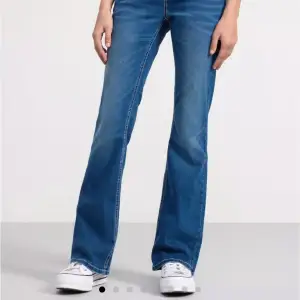  Ett par jeans från Lindex. Har fina fickor se bild två😇 använda ett fåtal gånger💞 storlek 170 sitter som xs🩷 köpa För 400kr men säljer för 239kr💞😇