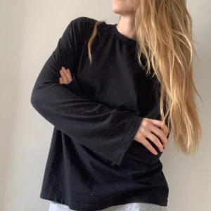 Teurn studios tröja - Svart långärmad från Teurn Studios. Storlek S/M, frakt tillkommer. Skriv vid frågor 💞