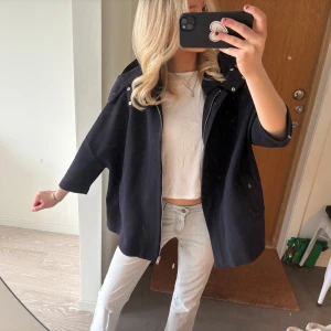 Cape - Sjukt snygg cape från COS som endast är använd en gång, nypris ca 1500kr❤️ (den är inte smutsig utan det är på spegeln 😅)