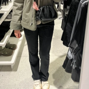 Vera tall kostymbyxor  - Jättelånga lågmidjade kostymbyxor från Bikbok. Fint skick! Nypris 499