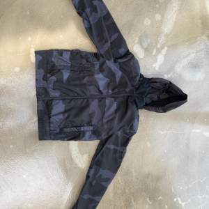 Säljer nu denna ovanliga samt sällsynta  Moncler - Theodore Camouflage-Print Shell Jacket - Black som är perfekt nu till hösten/sommar kvällar. Skick: 9,5/10  Pris: 4000kr  För mer info eller andra funderingar är det bara att höra av sig🙌🏽  //Allt got