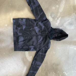 Moncler windbraker - Säljer nu denna ovanliga samt sällsynta  Moncler - Theodore Camouflage-Print Shell Jacket - Black som är perfekt nu till hösten/sommar kvällar. Skick: 9,5/10  Pris: 4000kr  För mer info eller andra funderingar är det bara att höra av sig🙌🏽  //Allt got